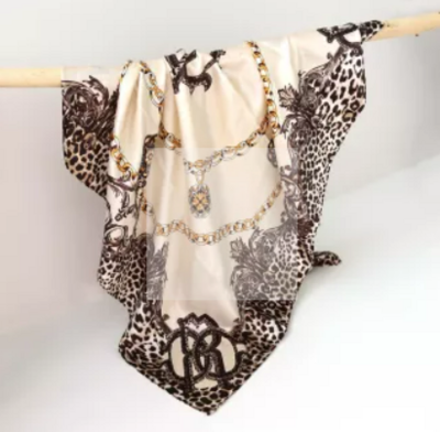 Satijnen bandana sjaal leo chain creme