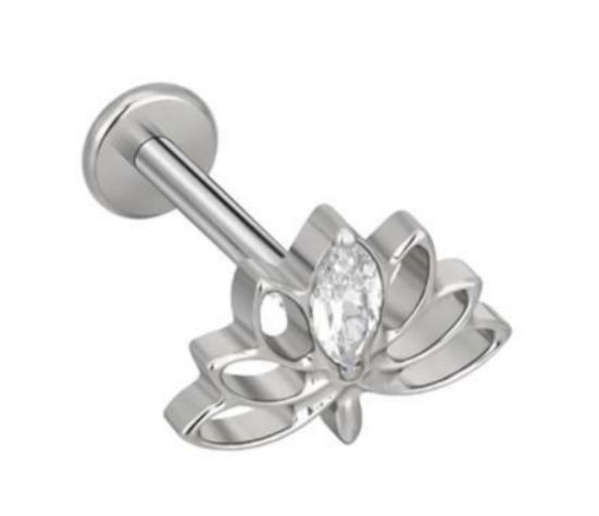 Labret/helix/tragus piercing in titanium met een lotus bloem