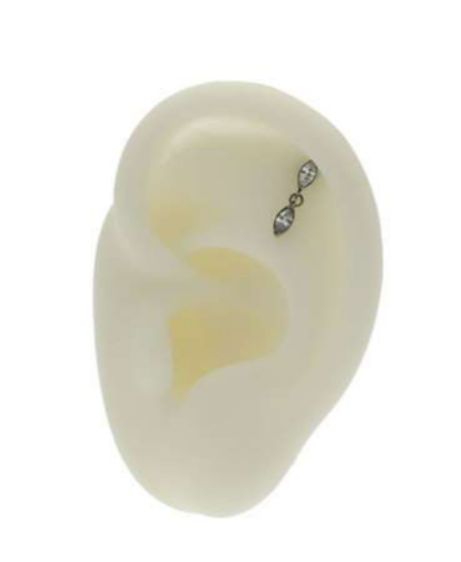 Labret/helix/tragus piercing in titanium met een hangertje