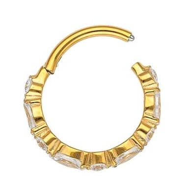 Segmentring/clicker in goud chirurgisch staal bedekt met witte kristallen
