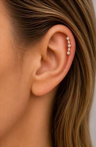 Helix/tragus piercing in goud titanium lus met 5 witte kristallen