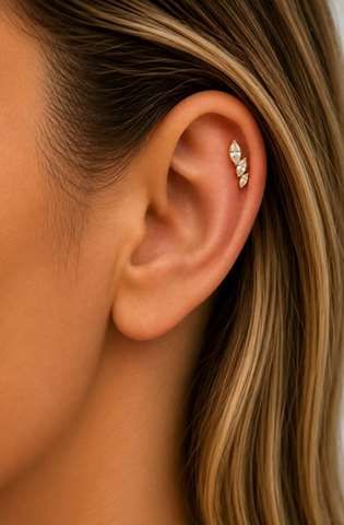 Helix/flat/tragus piercing gouden lus met 3 witte kristallen