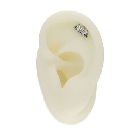 Helix/tragus piercing zilver in titanium motief met 3 witte kristallen