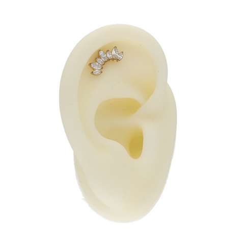 Helix/tragus piercing in goud titanium motief met 7 witte kristallen
