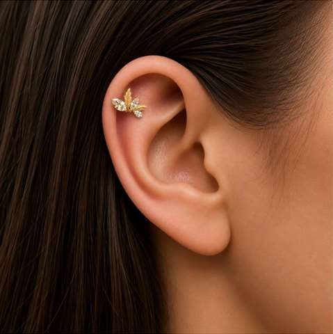 Helix/flat piercing goud bloem motief met witte kristallen