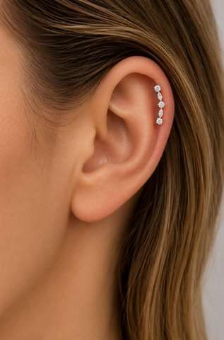 Helix/tragus piercing in titanium lus bedekt met 5 witte kristallen