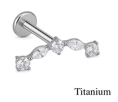 Helix/tragus piercing in titanium lus bedekt met 5 witte kristallen