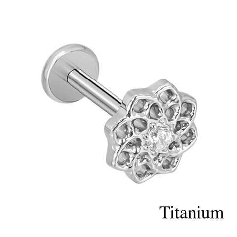 Labret/helix/tragus piercing met rond motief en een witte kristal