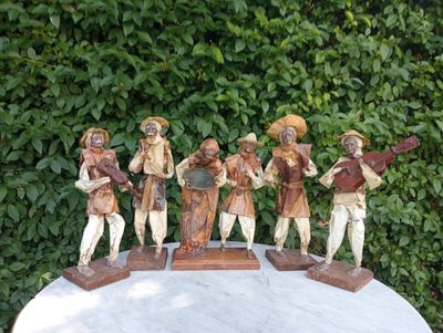 Straatmuzikanten gemaakt uit papier maché
