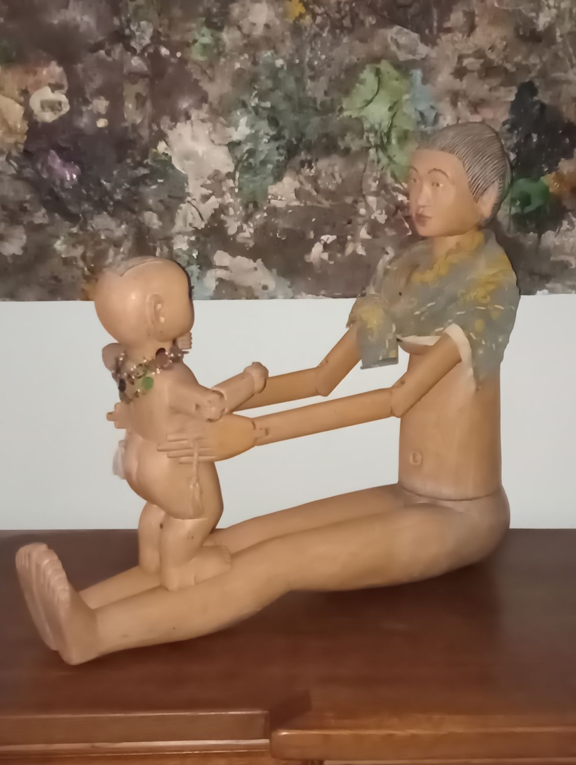 Moeder en baby uit hout gesneden met accessoires