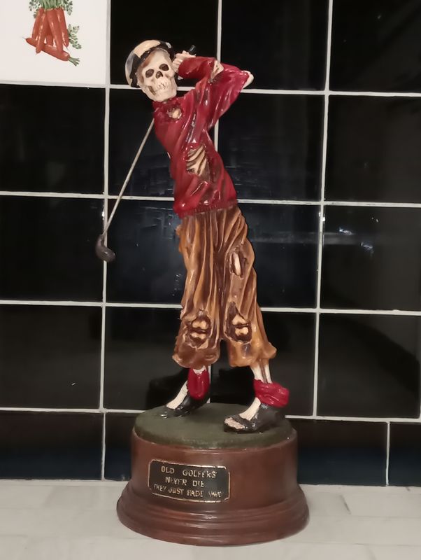 Grande statue de figurine de golfeur zombie squelette de 24 pouces Les vieux golfeurs ne meurent jamais !