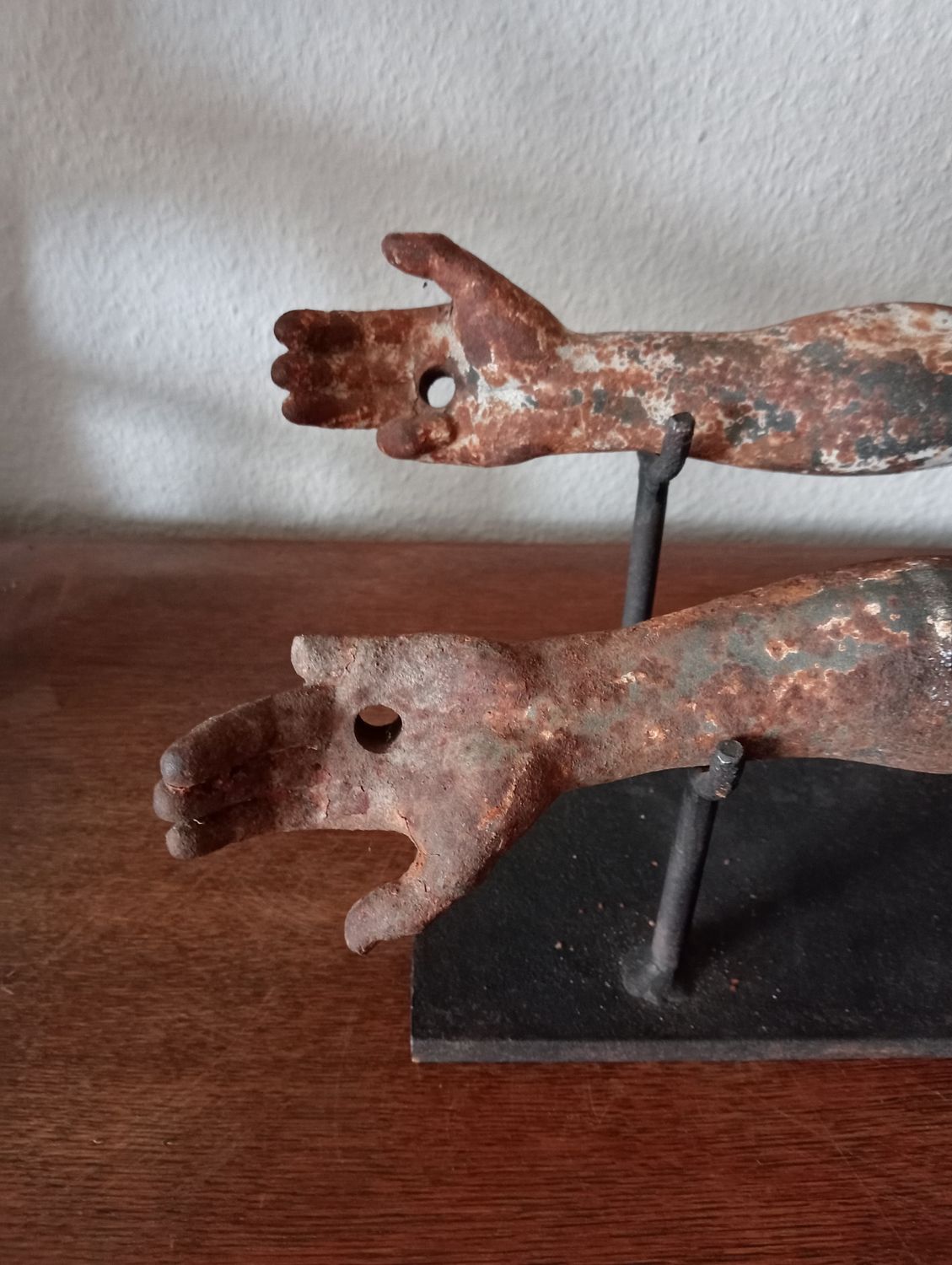 Bras religieux décoratifs antiques en fonte représentant le Christ