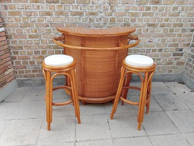Rieten bar met twee barstoelen Vintage