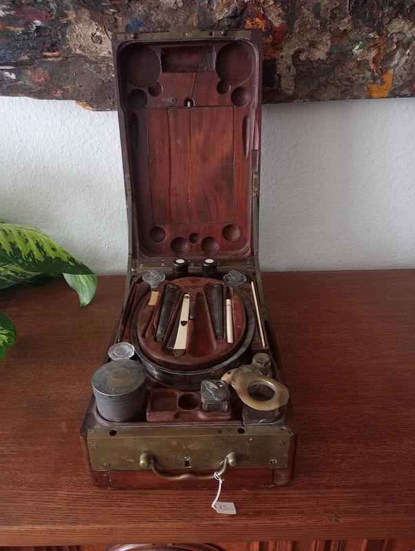 Coffret de voyage / nécessaire de toilette ancien pour homme – Vers 1860-1890 – Acajou et laiton