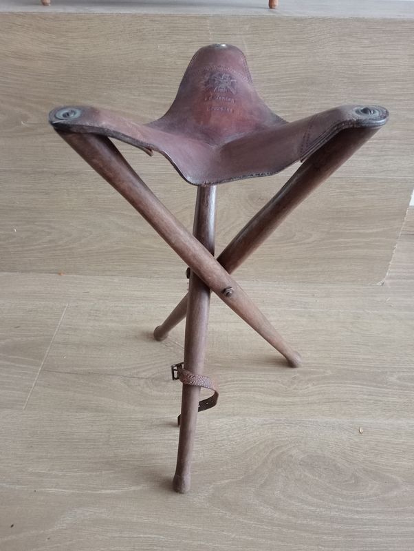 Hunter's stool - Ad Jansen - Brussels - Antique leather Hunter's stool - Ad Jansen - Brussels - Antique leather