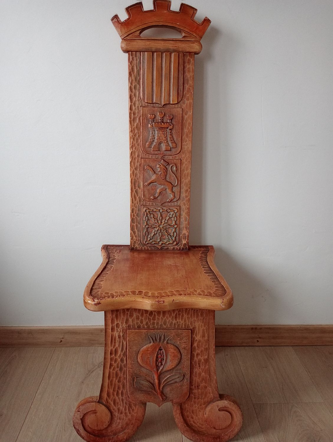 Chaise de style château espagnol - Début du XXe siècle - Bois massif