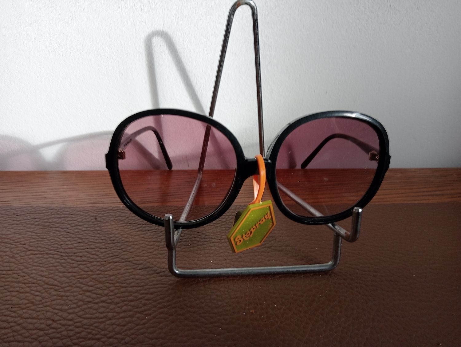 Vintage Oversized Zonnebril - Jaren '70 - Originele verpakking - Frankrijk - Zwart Vintage Oversized Zonnebril - Jaren '70 - Originele verpakking - Frankrijk - Zwart