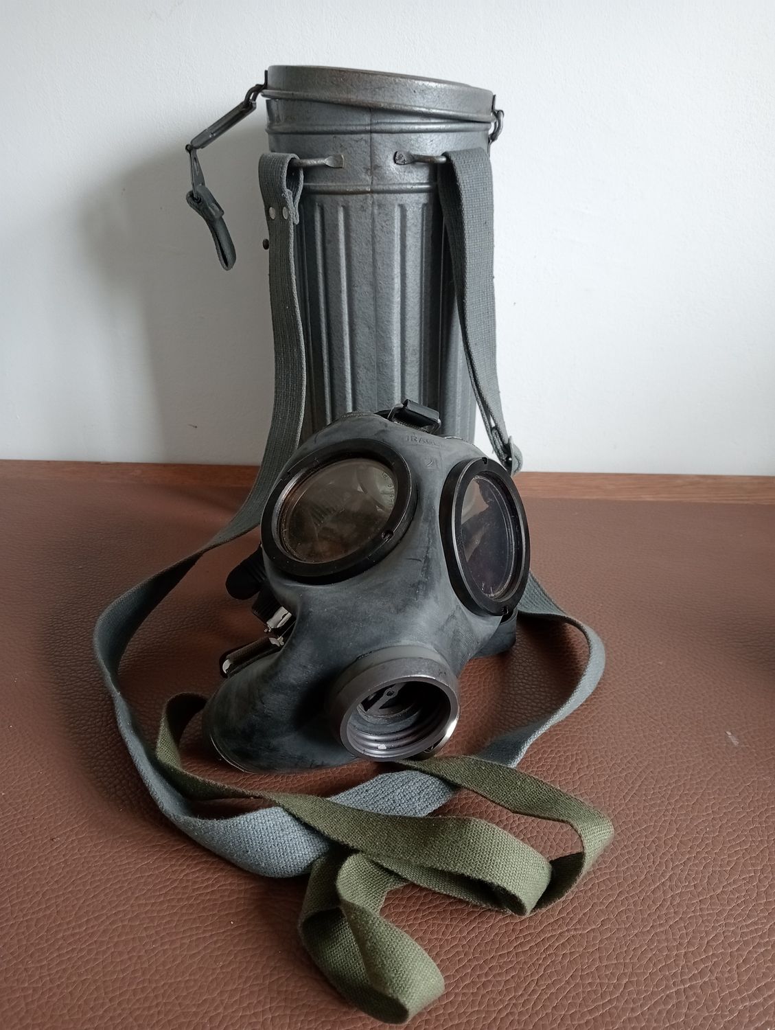 Masque à gaz allemand M31 avec cartouche - Armée de l'air Masque à gaz allemand M31 avec cartouche - Armée de l'air