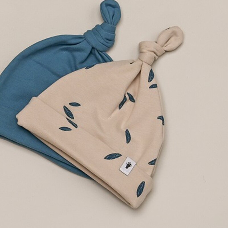 Muts beige met blauwe blaadjes