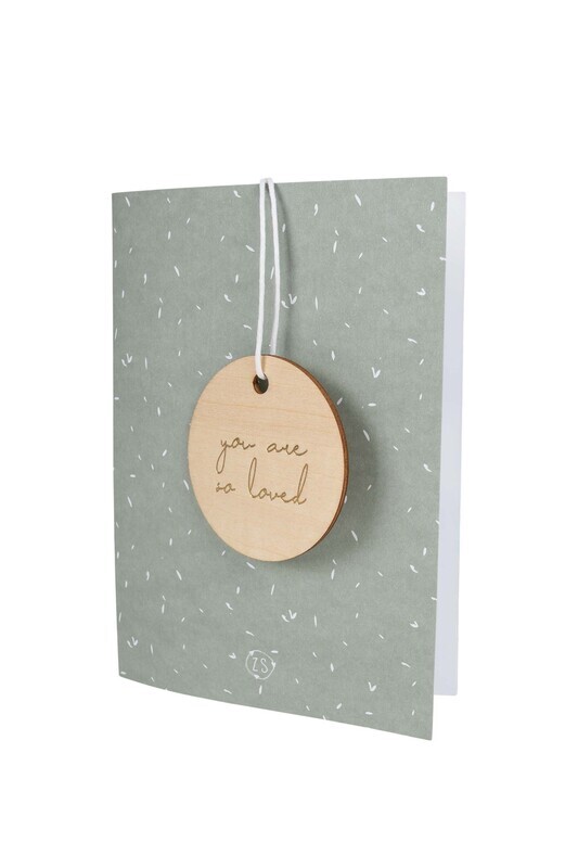 ZUSSS WENSKAART MET HOUTEN TAG SO LOVED SALIEGROEN, KLEIN ZONNETJE ZAND