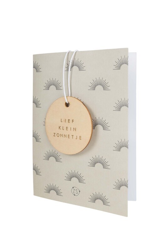 ZUSSS WENSKAART MET HOUTEN TAG SO LOVED SALIEGROEN, KLEIN ZONNETJE ZAND