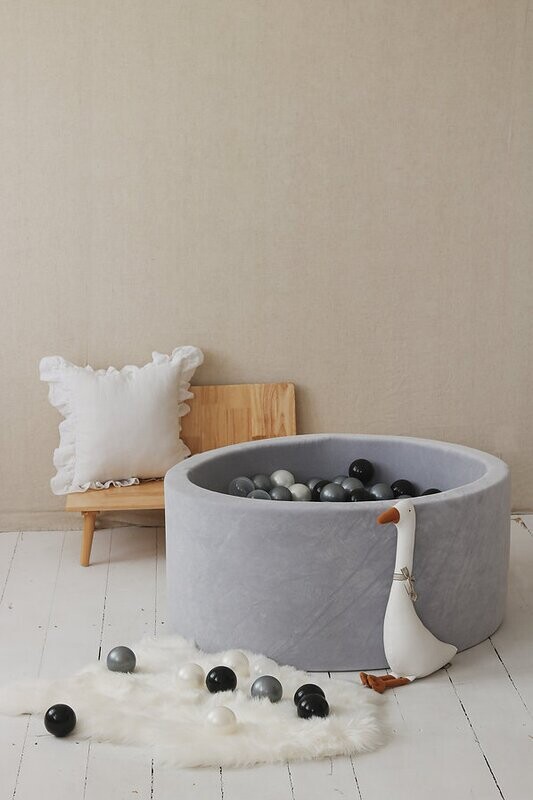 SET Ballenbad 90x40cm SV L.GREY incl. 200 ballen (transp, pearl, silver, black) 
Levertijd +- 14dagen