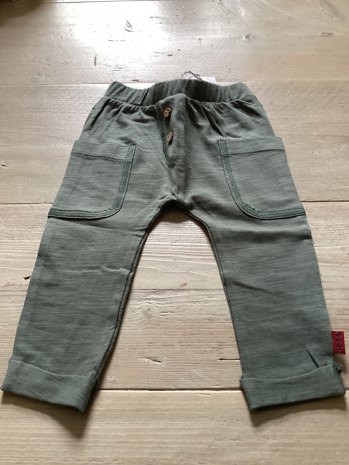 Broekje groen met zakjes