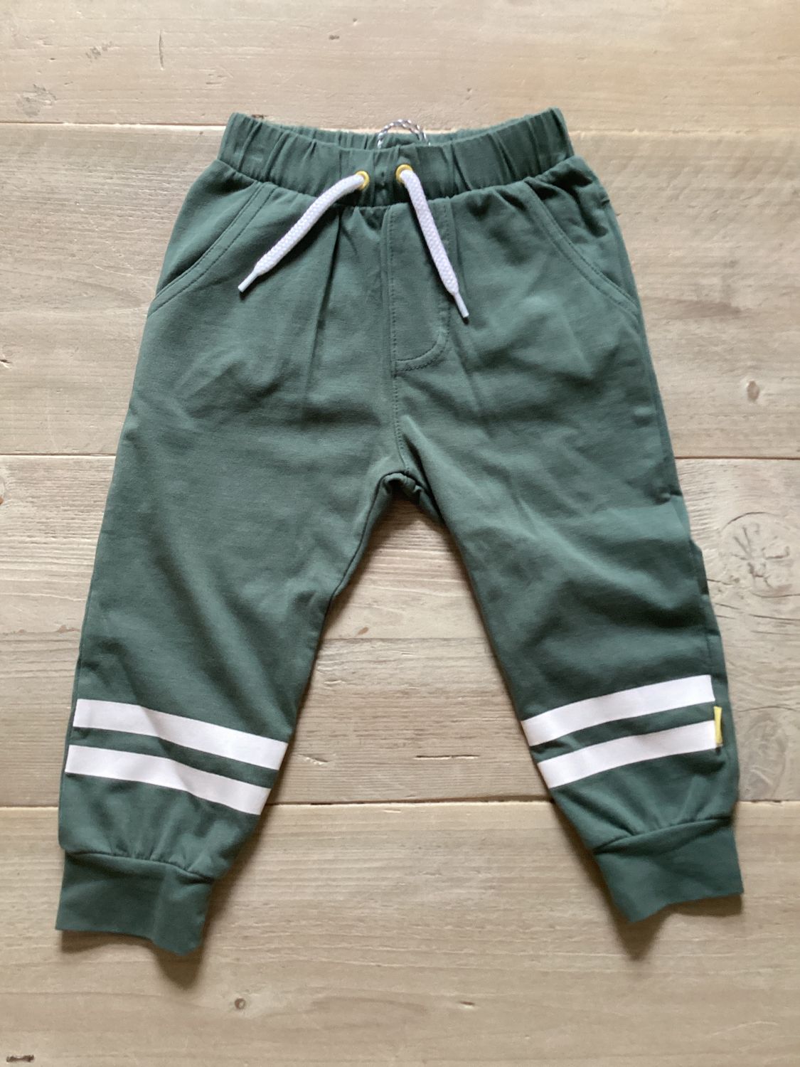 Broek groen met streepjes 80