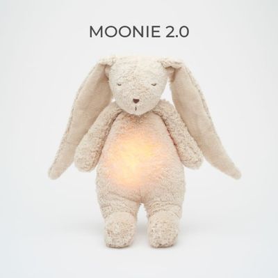 MOONIE 2.0 SAND - ORGANISCHE HUMMENDE KONIJN MET LAMP