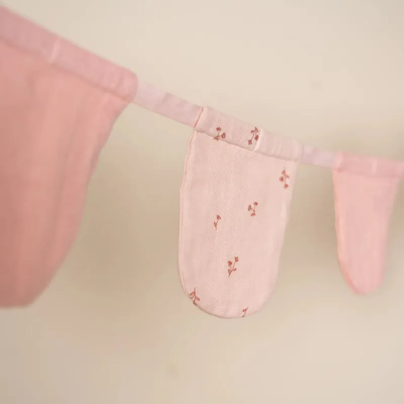 Essentials Slinger met vlaggetjes - Roze - Essentials