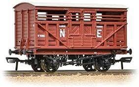 Bachmann 37-706A-PO05 12 Ton LMS Cattle Wagon NE Brown