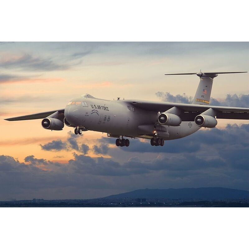 Roden 325 Lockheed C-141B Starlifter 1:144 Scale Plastic Model Kit