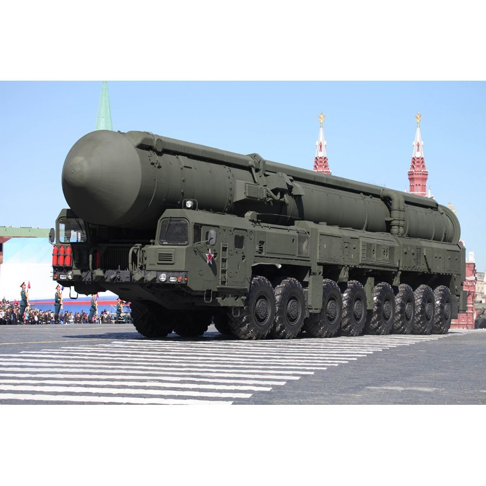 Trumpeter 01082 Russian Army 15U175 TEL of RS-12M1 Topol-M ICBM Missile 1:35 Scale Plastic Model Kit