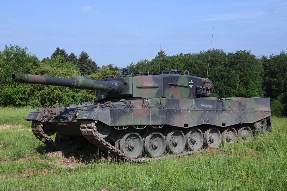 Academy 13428 German Army Leopard 2A4 Main Battle Tank 1:72 Scale Plastic Model Kit