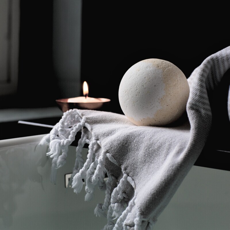 Handmade Meditation bath bomb with special meditation guidelines added. Click to choose the smell! //// Rokām gatavota Meditāciju vannas bumbiņa ar pievienotiem spēka vārdiem. Izvēlies smaržu!