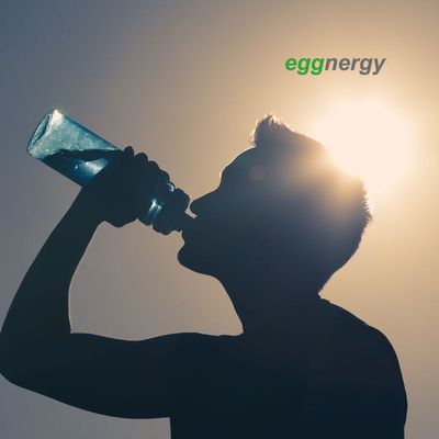 athlète qui boit de la maltodextrine pour se donner de l&#39;énergie naturelle