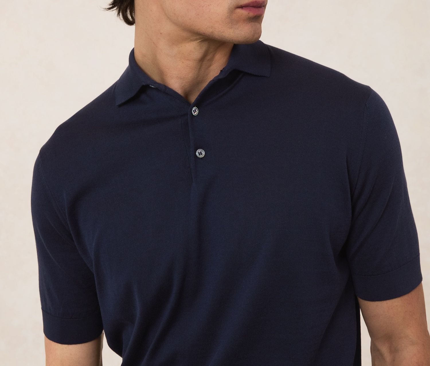 Polo sartoriale in crèpe di cotone superlight, manica calata.