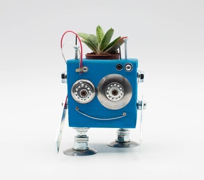 Vaso a forma di robot blu. Porta pianta in legno fatto a mano Vaso a forma di robot blu. Porta pianta in legno fatto a mano
