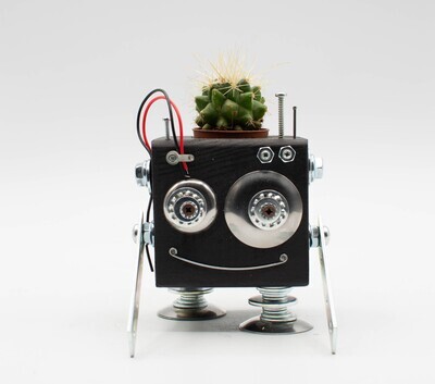 Vaso a forma di robot nero. Porta pianta in legno fatto a mano Vaso a forma di robot nero. Porta pianta in legno fatto a mano