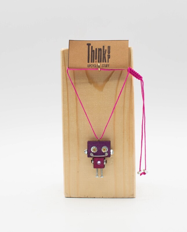 ciondolo robot in legno tagliato a laser. Collana pendente fatta a mano