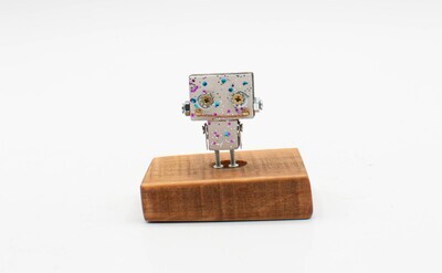 spilla robot in legno tagliato a laser. Spilla fatta a mano spilla robot in legno tagliato a laser. Spilla fatta a mano