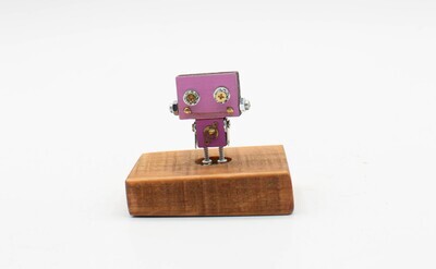 spilla robot in legno tagliato a laser. Spilla fatta a mano spilla robot in legno tagliato a laser. Spilla fatta a mano