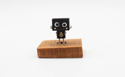 spilla robot in legno tagliato a laser. Spilla fatta a mano