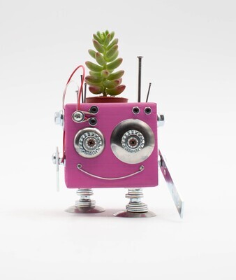 Vaso a forma di robot rosa. Porta pianta in legno fatto a mano Vaso a forma di robot rosa. Porta pianta in legno fatto a mano