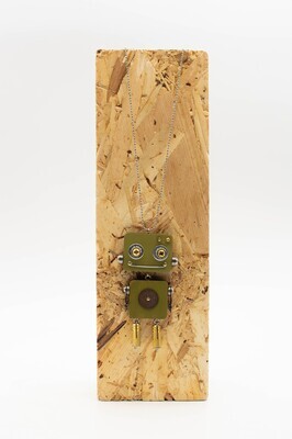 Ciondolo robot in legno tagliato a laser. Collana pendente fatta a mano