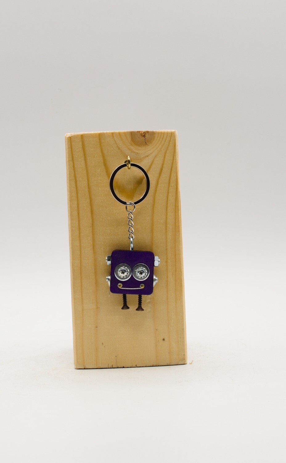 ​Robot key holder. Keychain with bolts and screws laser cut