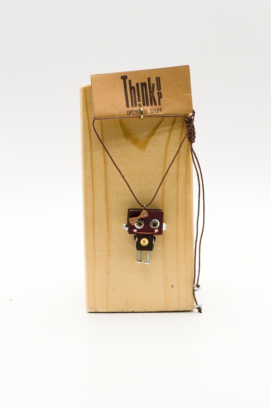 ciondolo robot in legno tagliato a laser. Collana pendente fatta a mano