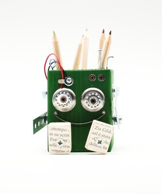 Portapenne a forma di robot verde fatto a mano Portapenne a forma di robot verde fatto a mano