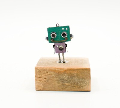 spilla robot in legno tagliato a laser. Spilla fatta a mano spilla robot in legno tagliato a laser. Spilla fatta a mano
