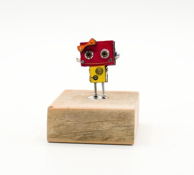spilla robot in legno tagliato a laser. Spilla fatta a mano spilla robot in legno tagliato a laser. Spilla fatta a mano